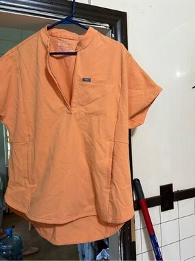 Figs Men’s Short-Sleeve Mandarin Collar Shirt in Peach